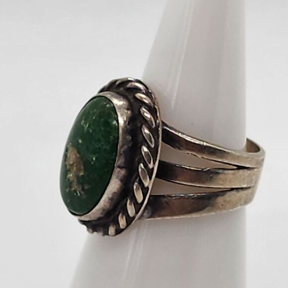 Navajo Style Sterling Silver & Green Turquoise Stone Ring (3.5) - Picture 3 of 5